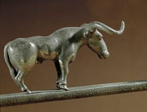 प्रागितिहास: मैकोप (काकेशस) के मकबरे से चांदी की बैल की मूर्ति। 3000-2500 ईसा पूर्व एनोलिथिक, कॉपर एज। सेंट पीटर्सबर्ग, हर्मिटेज संग्रहालय, रूस द्वारा प्रागैतिहासिक प्रागैतिहासिक