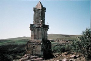 स्मारक को अतबन के मकबरे के रूप में जाना जाता है (फोटो)
