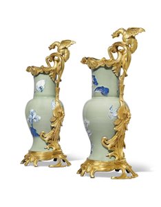 लुई सोलहवें युग की एक जोड़ी, चीनी मिट्टी के बरतन 1662-1722, mounts c.1745-49 (ओरमोलू-घुड़सवार सिरेमिक)