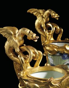 लुई सोलहवें युग की एक जोड़ी, चीनी मिट्टी के बरतन 1662-1722, mounts c.1745-49 (ओरमोलू-घुड़सवार सिरेमिक)