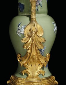 लुईस XV ईवर्स, पोर्सिलेन 1662-1722 की जोड़ी में से एक, c.1745-49 (ऑरमोलु-माउंटेड पोर्सिलेन) mounts
