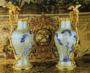 लुई सोलहवें युग की एक जोड़ी, चीनी मिट्टी के बरतन 1662-1722, mounts c.1745-49 (ओरमोलू-घुड़सवार सिरेमिक)