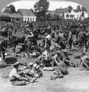 एक फ्रांसीसी गांव, प्रथम विश्व युद्ध, c1914-c1918 में आराम करने वाले ब्रिटिश घुड़सवार सैनिक द्वारा यथार्थवादी यात्रा प्रकाशक