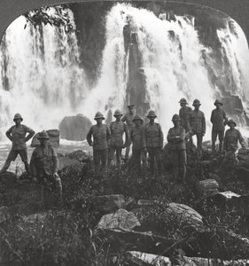 ब्रिटिश सैनिकों ने एक जलप्रपात, अफ्रीका, प्रथम विश्व युद्ध, c1914-c1918 में खुद को ताज़ा किया द्वारा यथार्थवादी यात्रा प्रकाशक