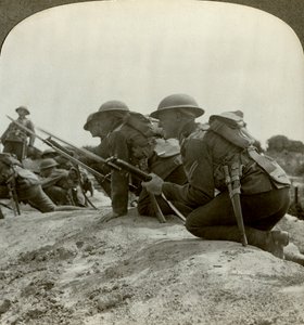 कनाडाई पैदल सेना ने एक जर्मन स्थिति, प्रथम विश्व युद्ध, 1914-1918। द्वारा यथार्थवादी यात्रा प्रकाशक