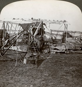एक जर्मन बमवर्षक के मलबे ने हवाई रक्षा, प्रथम विश्व युद्ध, 1914-1918 के माध्यम से तोड़ने की कोशिश की। द्वारा यथार्थवादी यात्रा प्रकाशक