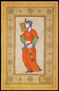 एक प्रशंसक के साथ युवा महिला