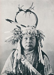 भैंस-सींग वाले हेडड्रेस के साथ एक मूल अमेरिकी, 1912
