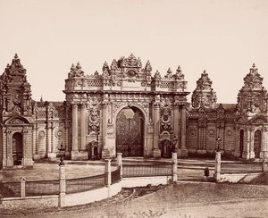 Dolmabahçe पैलेस इंपीरियल गेट द्वारा रॉबर्टसन और बीटो
