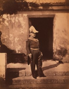फ्रेंच मारेचल पेलिसियर, वर्दी और टोपी में पूर्ण-लंबाई वाला पोर्ट्रेट, भवन के सामने खड़ा, क्रीमियन युद्ध, क्रीमिया, यूक्रेन द्वारा रोजर फेंटन