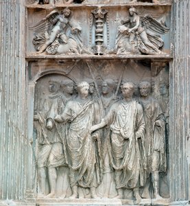 सम्राट ट्रोजन (ट्राजान या ट्रोजन) (53-120) रोम के प्रीफेक्ट, रोम के प्रीफेक्ट द्वारा 99 ईस्वी में जर्मनी से लौटने पर बाजार जाते हैं। निचला आराम। बेनेवेंटो, आर्को ट्रायनेम | © लुइस रिकियारिनी / लीमेज द्वारा उपन्यास