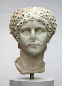 एक महिला का सिर, संभवतः अग्रिप्पीना माइनर, c.50 AD (संगमरमर) द्वारा उपन्यास