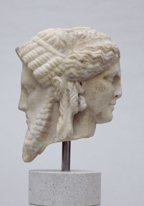 जेनिफॉर्म हेड, शायद डायोनिसस और अपोलो का, c.30-50 AD (संगमरमर) द्वारा उपन्यास