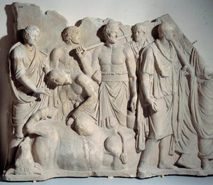 फोरम ट्रोजन से मार्बल रिलीफ: हारुस्पाइस का दृश्य (डेविन एट्रस्क) पुजारी और शराब के साथ एक बैल की आंतों से परामर्श करता है। मंद। 0,6x2 मी. लगभग १२० ईस्वी पेरिस, लौवर संग्रहालय द्वारा उपन्यास
