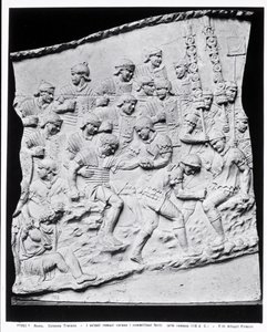 घायलों का इलाज करने वाले रोमन सैनिक, ट्रोजन कॉलम से ली गई एक कास्ट, AD 113 (संगमरमर) (b/w फोटो) द्वारा उपन्यास