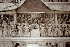 रोमन कला: सीजर के मंच में लोगों को सब्सिडी के वितरण का प्रतिनिधित्व करने वाली कम संगमरमर की राहत। 312-315 ई. आर्क ऑफ कॉन्स्टेंटाइन, रोम - रोमन कला। लोगों के बीच धन का वितरण करने वाला सम्राट (लार्गिटियो)। राहत, 312-315 ई. आर्क ऑफ कॉन्स्टेंट द्वारा उपन्यास