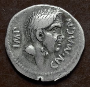 पोम्पी द ग्रेट के पुतले के साथ चांदी का सिक्का (Gneo Pompeo Magno या Gnaeus Pompeius Magnus) द्वारा उपन्यास