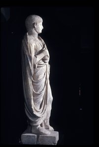 युवा नीरो की टोगेट प्रतिमा, c.50AD (संगमरमर) द्वारा उपन्यास