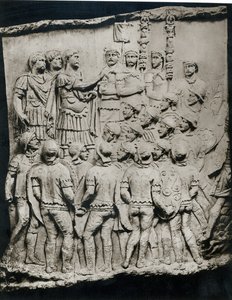 ट्राजन (98-117) आर्मी को संबोधित करता है, जो ट्रेज़न कॉलम से लिया गया है। द्वारा उपन्यास
