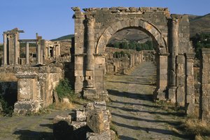 कार्ड, मेहराब और शुक्र मंदिर (बाईं ओर), उच्च शाही अवधि (27 ईसा पूर्व -395 ईस्वी) द्वारा रोमन इंपीरियल काल