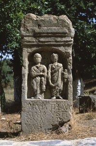 स्टेला दो मानव आकृतियों के साथ, उच्च इंपीरियल काल (27 ई.पू.-395 ईस्वी)
