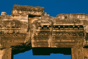Bacchus का मंदिर, दरवाज़े के दरवाजे का विस्तार, उच्च शाही अवधि 27 ई.पू.-395 ई। फोटो द्वारा रोमन इंपीरियल काल
