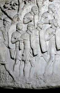 रोमन कला: "" रोमन सेनापति युद्ध के लिए तैयार"" 1862 का मोल्ड सम्राट ट्रोजन (53-117) के शासनकाल के दौरान रोम में ट्रोजन (कॉलम ट्राजेन) (कोलोना ट्रियाना) के स्तंभ के आधार-राहत को पुन: प्रस्तुत करता है। ट्राजेन कॉलम विजयी होने की याद दिलात द्वारा रोमन रोमन
