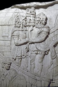 रोमन कला: "" रोमन ईगल (एक्विलिफ़ेरेस) को ले जाने वाले योद्धा"" 1862 का मोल्ड सम्राट ट्रोजन (53-117) के शासनकाल के दौरान रोम में ट्रोजन (कॉलम ट्राजेन) (कोलोना ट्रियाना) के स्तंभ के आधार-राहत को पुन: प्रस्तुत करता है। . ट्राजेन कॉलम स्मरण द्वारा रोमन रोमन