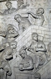 रोमन कला: "" रोमन छावनी में एक किले का निर्माण"" 1862 का साँचा, रोम में सम्राट ट्रोजन (53-117) के शासनकाल के दौरान निर्मित ट्रोजन (कॉलम ट्राजेन) (कोलोना ट्रियाना) के स्तंभ की आधार-राहत को पुन: प्रस्तुत करता है। . ट्राजेन कॉलम t . को याद द्वारा रोमन रोमन