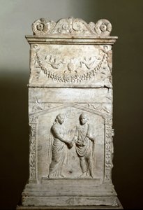 रोमन कला: एक शादी के दृश्य को सजाने वाली अंत्येष्टि वेदी (Junctio dextrarum) - कम राहत - रोम, म्यूजियो नाजियोनेल रोमानो - विवाह हाथ मिलाना (Junctio dextrarum) - एक विवाहित जोड़े की अंत्येष्टि वेदी से संगमरमर की राहत, रोमन कला - रोम, म्यूजियो नाज़ियो द्वारा रोमन रोमन