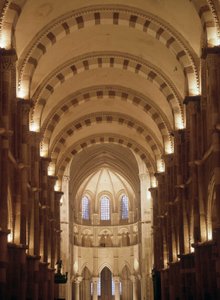 Vezelay . के कैथेड्रल का आंतरिक भाग द्वारा रोम देशवासी