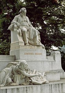 रुडोल्फ वॉन वीर (1847-1914) द्वारा निर्देशित जर्मन संगीतकार जोहान्स ब्राह्म्स (1833-1897) को श्रद्धांजलि में स्मारक। रेसेल पार्क, विएना ऑस्ट्रिया द्वारा रुडोल्फ वॉन वीयर