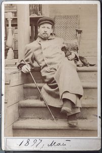 मई 1897 में चेखव एस्टेट के मेलिखोवो में अपने कुत्ते हिना के साथ पोर्ट्रेट डी एंटोन चेखव (एल्ब्यूमिन फोटो) द्वारा रूसी फोटोग्राफर