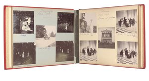 रूसी इंपीरियल परिवार, तस्वीरों के एक एल्बम से पेज, c.1897-99 (बी - डब्ल्यू फोटो) (487676-80 भी देखें) द्वारा रूसी फोटोग्राफर