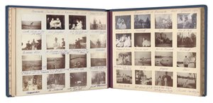 रूसी इंपीरियल परिवार, तस्वीरों के एक एल्बम से पेज, c.1897-99 (बी - डब्ल्यू फोटो) (487676-80 भी देखें) द्वारा रूसी फोटोग्राफर