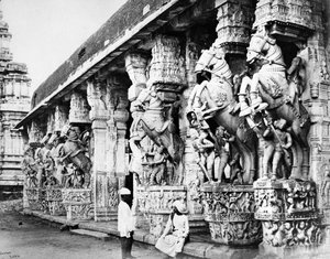 रंगनाथ मंदिर, श्रीरंगम, 1869 में नक्काशीदार घोड़े के खंभे