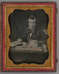 एक डगरेरेोटाइप और ब्रश पकड़े बैठे आदमी का शीर्षकहीन पोर्ट्रेट, 1865। द्वारा सैमुअल जे। मिलर