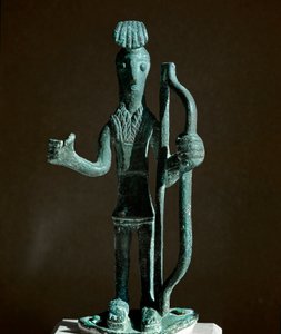 नूरागिक संस्कृति (नूराघी) सार्डिनियन: कांस्य में धनुष (भाला गायब) खींचने वाले योद्धा की मूर्ति। 8वीं-7वीं शताब्दी ई.पू. कालियरी, राष्ट्रीय पुरातत्व संग्रहालय, सार्डिनिया, इटली द्वारा सार्डिनिया नूरजिक सभ्यता