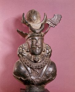 कांसे में एक ससानिद राजा की प्रतिमा, वह शाही पोशाक पहनता है, जिसके केश को ग्लोब के साथ चंद्र क्रोइसैन द्वारा समर्थित किया जाता है। छठी-सातवीं शताब्दी। ई. बोरोव्स्की संग्रह