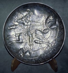 राजा, अर्धशिर II (r.379-86) को दर्शाने वाली डिश, साड़ी, माज़ंदरान से, सी। 380 ई। (पीछा और उकसाया चांदी)