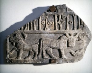 दक्षिण अरब कला: जानवरों को चित्रित करने वाली लिपि के साथ आधार-राहत। म्यूजियो नाज़ियोनेल रोमानो, रोम।