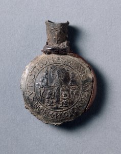 पिलग्रिम का अम्पुल्ला विथ क्रूसिफ़िक्शन (फ्रंट) और अस्सेंशन (बैक), c.600 (टिन-लेड मिश्र धातु चमड़े के टुकड़ों के साथ)