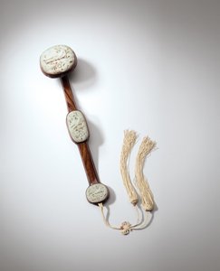 मिंग राजवंश की शुरुआत के लिए नक्काशीदार ग्रेविश-ग्रीन जेड-इनलाइड रूई राजदंड, युआन द्वारा स्कूल चीनी