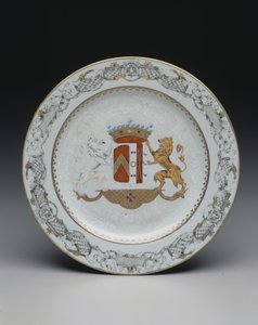हथियारों के कोट के साथ प्लेट, c.1740 (रंगीन और ग्रिसल एनामेल्स के साथ चीनी मिट्टी के बरतन) द्वारा स्कूल चीनी