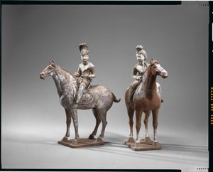 दो अश्वारोही आंकड़े, तांग राजवंश (रंगद्रव्य के साथ मिट्टी के बरतन) द्वारा स्कूल चीनी