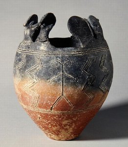 वाउनस, साइप्रस, मकबरा 91, 2500-2075 ईसा पूर्व (मिट्टी) से जानवरों के सिर और सन डिस्क अटैचमेंट के साथ लाल पॉलिश वाले बर्तन का कटोरा