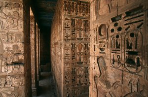 मिस्र, मेडिनेट हाबू, लक्सर, लक्सर राज्यपाल, रामसेस III का मुर्दाघर मंदिर। आकृतियों और चित्रलिपि से उकेरे गए स्तंभों और दीवारों का विवरण द्वारा मैसेडोनियन स्कूल