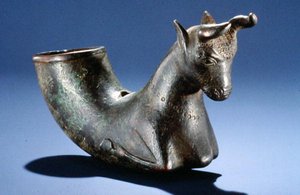 मुड़े हुए पैरों वाला बैल, c.550-330 ईसा पूर्व (कांस्य)