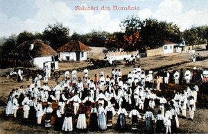 एक गाँव में रोमानियन नृत्य करते हुए पोस्टकार्ड, c.1910 (कलर लिथो)