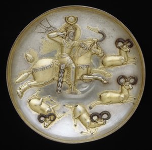 राजा शिकार मेढ़ों के साथ प्लेट, c.500 ईस्वी (चांदी, पारा गिल्डिंग, नीलो जड़ना)